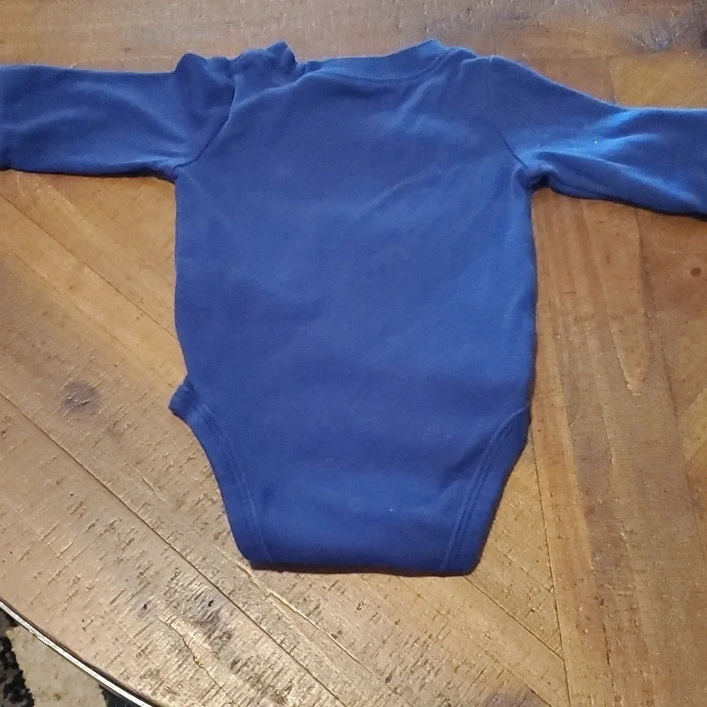 🐻   Carter's long sleeved Onesie Size 3 Months